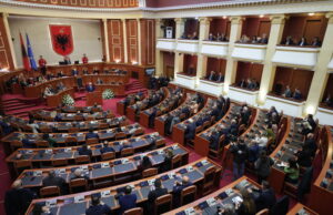Група младежи нахлуха в албанския парламент с искания емигрантите от албанската диаспора да имат право на глас на следващите избори