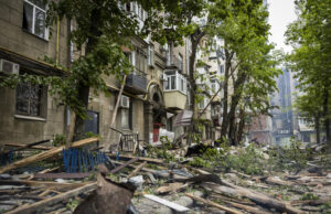 Двама убити и поразена инфраструктура при руска атака в украинския град Днепър
