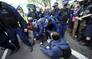 Десетки протестиращи бяха арестувани в Лондон, след като се опитали да попречат на прехвърлянето на кандидати за убежище на баржа
