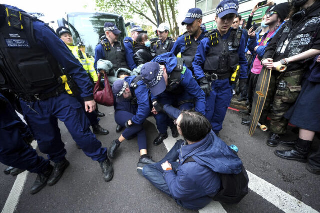 Десетки протестиращи бяха арестувани в Лондон, след като се опитали да попречат на прехвърлянето на кандидати за убежище на баржа