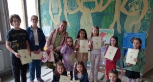 Деца от Младежкия дом във Велико Търново и училището в Килифарево подредиха изложба в читалище „Искра-1896“ в старата столица