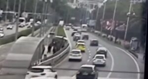 За да „кацнеш“ на релсите на трамвая, е нужно да караш така (ВИДЕО)