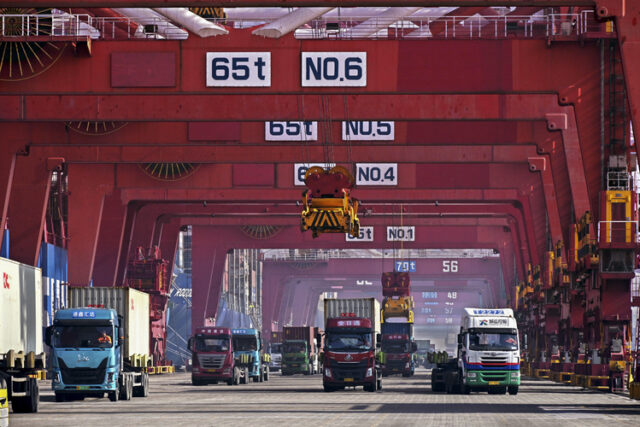 Китай с увеличение на вноса и износа през април, сочат официални данни