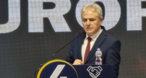 Лидерите на ВЛЕН, които преговарят с ВМРО-ДПМНЕ, са декларирали че няма да участват в правителство с партия, която е против конституционните промени, твърди Али Ахмети