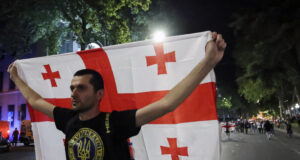 Лидерът на основната опозиционна партия в Грузия бе набит при протест срещу законопроекта за чуждестранните агенти