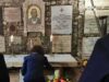 На лентата на венеца, поставен от Гордана Силяновска на гроба на Св. Кирил в Рим, липсва името на държавата поради липса на място