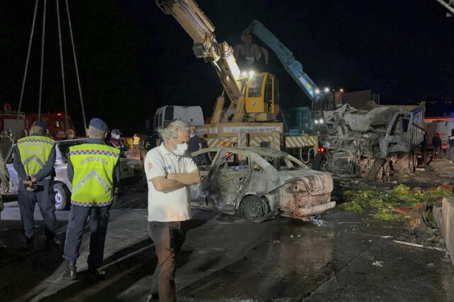 Най-малко 10 убити и 39 ранени при катастрофа на магистрала в южната част на Турция