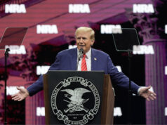 Националната асоциация на притежателите на огнестрелни оръжия официално подкрепи Доналд Тръмп; той призова членовете на асоциацията да гласуват