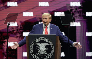 Националната асоциация на притежателите на огнестрелни оръжия официално подкрепи Доналд Тръмп; той призова членовете на асоциацията да гласуват