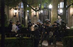 Полицията в Ню Йорк прогони пропалестинските демонстранти от Колумбийския университет и извърши арести