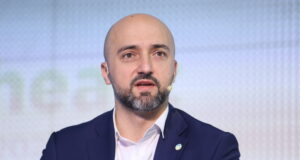 Председателят на Асоциацията за производство, съхранение и търговия на електроенергия Никола Газдов за БТА: 
                                                                                                Важно е да се инсталират батерии за съхранение на енергия, аргументът, че са скъпи, вече не е валиден
