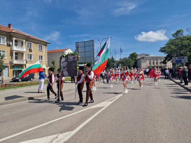 Разград чества 24 май с общоградско празнично шествие