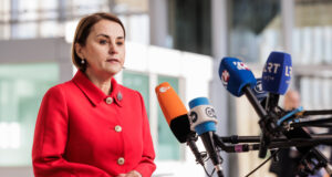 Румъния подкрепя възобновяване на преговорите за мир в Близкия изток на базата на решение с две държави, заяви външният министър