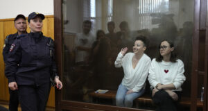 Руски военен съд удължи с близо шест месеца задържането на две театралки за "оправдаване на тероризма"