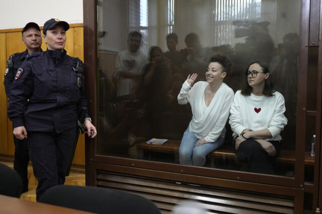 Руски военен съд удължи с близо шест месеца задържането на две театралки за "оправдаване на тероризма"