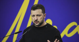 Руски изтребител е свален над Източна Украйна, каза Зеленски