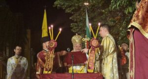 Стотици жители и гости на Стара Загора посрещнаха Възкресение Христово в двора на катедралния храм „Св. Николай Мирликлийски Чудотворец“