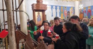 Стотици миряни в Сливен посрещнаха Възкресение Христово в най-новия храм в града - "Света Петка"