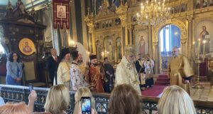 Стотици хора в Истанбул почетоха празничното богослужение за Второ Възкресение Христово в Желязната църква