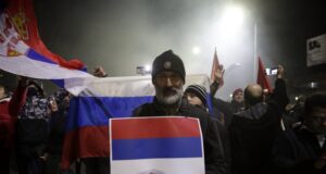 Протестиращи в подкрепа на Русия развяват руски и сръбски знамена в Белград, Сърбия, 4 март 2022 г.