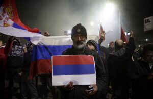 Протестиращи в подкрепа на Русия развяват руски и сръбски знамена в Белград, Сърбия, 4 март 2022 г.