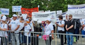 Те са подготвили за румънския премиер Марчел Чолаку тениска с надпис “доброволец”
                                                                                                Над 200 служители от общинските музеи в Румъния протестират пред сградата на Министерството на културата в Букурещ