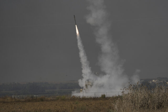 Израелска система за ПВО "Железен купол" изстрелва прехващач към ракета, насочена към израелска територия от ивицата Газа