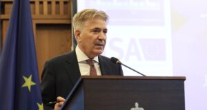 Да се надяваме, че с новото редовно правителство ще установим стабилна позиция за присъединяването ни към еврозоната през 2025 г., каза министър Петко Николов