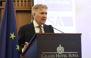 Да се надяваме, че с новото редовно правителство ще установим стабилна позиция за присъединяването ни към еврозоната през 2025 г., каза министър Петко Николов