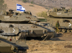 Израелски танкове са заели позиции близо до границата с Ливан.
