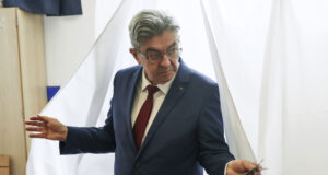 Макрон понесе "тежко и безспорно поражение" на изборите във Франция, смята лидерът на крайната левица
