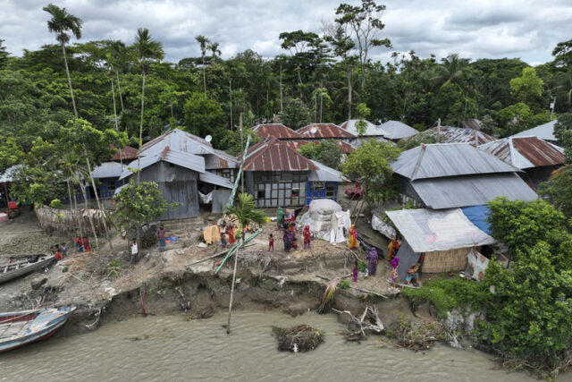 Наводнения засегнаха над два милиона души в Бангладеш