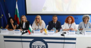 ОБЗОР
                                                                                                „Българите по света в медиите“ бе тема на първата дискусия от 19-ата Световна среща на българските медии