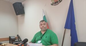Повече от сто сигнали и жалби са подадени до 16:00 часа в РИК – Благоевград, каза председателят ѝ Мартин Бусаров