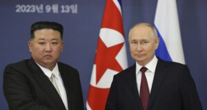 Президентът на Русия Владимир Путин (вдясно) и лидерът на Северна Корея Ким Чен-ун