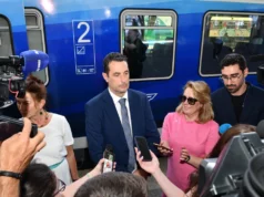 Служебният транспортен министър пътува с влака Снимка: Булфото
