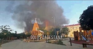 Кадър от видео, на което се вижда как дим се издига след атаката в Дагестан