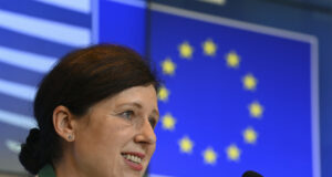 Франция, Германия и Полша са основни мишени на руската дезинформация, каза еврокомисар Йоурова