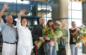 Българските медици се завръщат от Либия на 24 юли 2007 г. след осем години в затвора