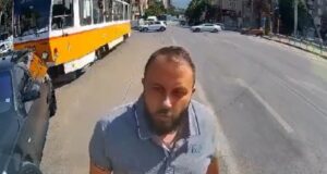 В нарушение на правилата бабаит задръсти кръстовище в София и налетя на бой (ВИДЕО)