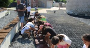 Децата от инициативата „Еколято“ боядисаха пейките на сцена „Театрон“ в древния Абритус