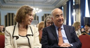 Американският посланик Кенет Мертен и вицепрезидентът на Атлантическия клуб Елена Поптодорова Снимка: БТА