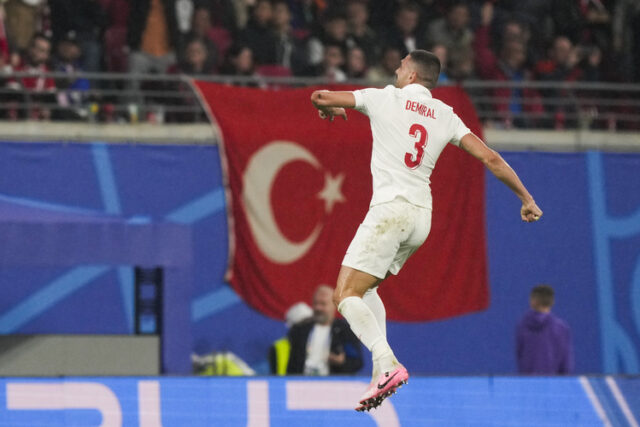 Мерих Демирал вкара два гола и Турция победи Австрия на осминафиналите на европейското първенство по футбол