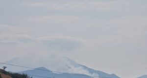 На около километър и половина от българската граница е пожарът, който гори в Гърция