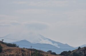 На около километър и половина от българската граница е пожарът, който гори в Гърция