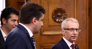 Обзор
                                                                                                Парламентарно представените политически сили реагираха на предложението на ПП-ДБ президентът Румен Радев да даде отсрочка преди връчването на втория мандат