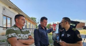 Пожарникари обсъждат ситуацията в пламналия район Снимка: БТА