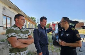 Пожарникари обсъждат ситуацията в пламналия район Снимка: БТА