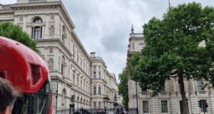Победителят на парламентарните избори във Великобритания стана премиер едва след решението на крал Чарлз Трети