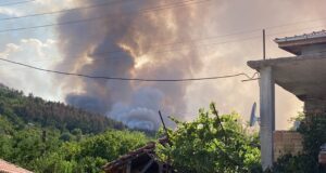 Пожар застрашава крайните къщи на село Михилци, евакуирани са хората от две от къщите, съобщи кметът на Хисаря Ива Вълчева